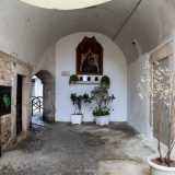 Per incontrare tra vasi e piante l�immagine della Madonna di Costantinopoli, non ci allontaniamo di molto: ci rechiamo infatti in via Alfieri, alle spalle della gi� citata chiesa di San Domenico, che fu eretta su una precedente cappella dedicata proprio a questa madonna